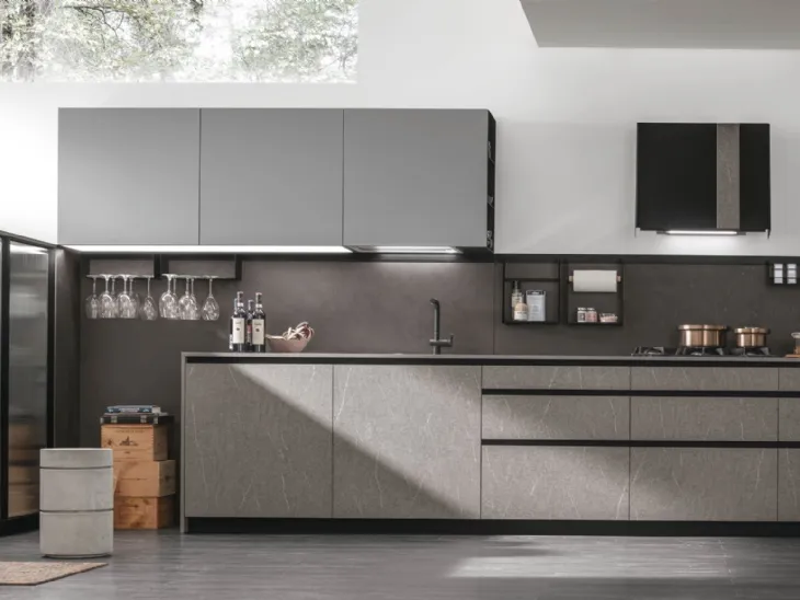 Cucina Moderna ad angolo Metropolis v02  in laminato materico Pietra Piasentina e Pet Grigio opaco di Stosa